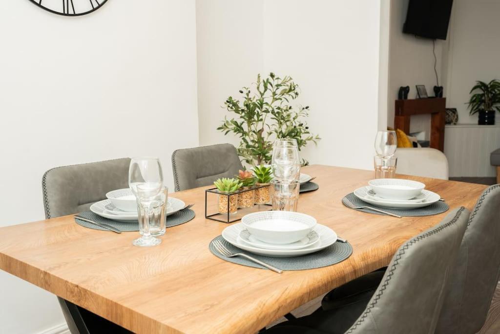 Stylish Home In York - Free Wifi & Parking - Close To Racecourse & City Centre Exterior photo