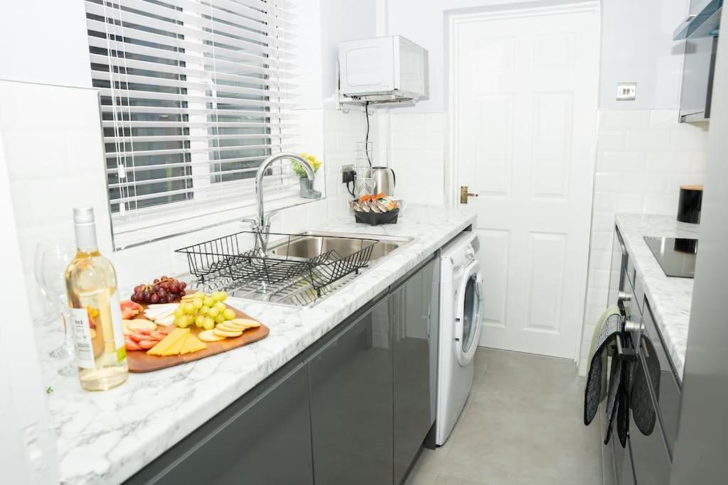 Stylish Home In York - Free Wifi & Parking - Close To Racecourse & City Centre Exterior photo