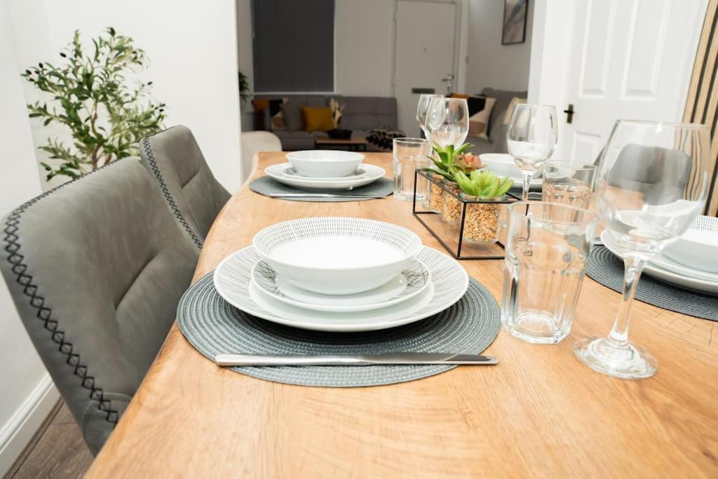 Stylish Home In York - Free Wifi & Parking - Close To Racecourse & City Centre Exterior photo