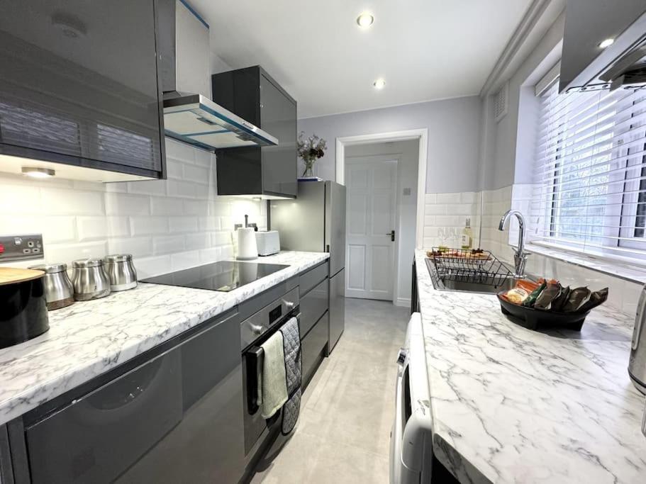 Stylish Home In York - Free Wifi & Parking - Close To Racecourse & City Centre Exterior photo