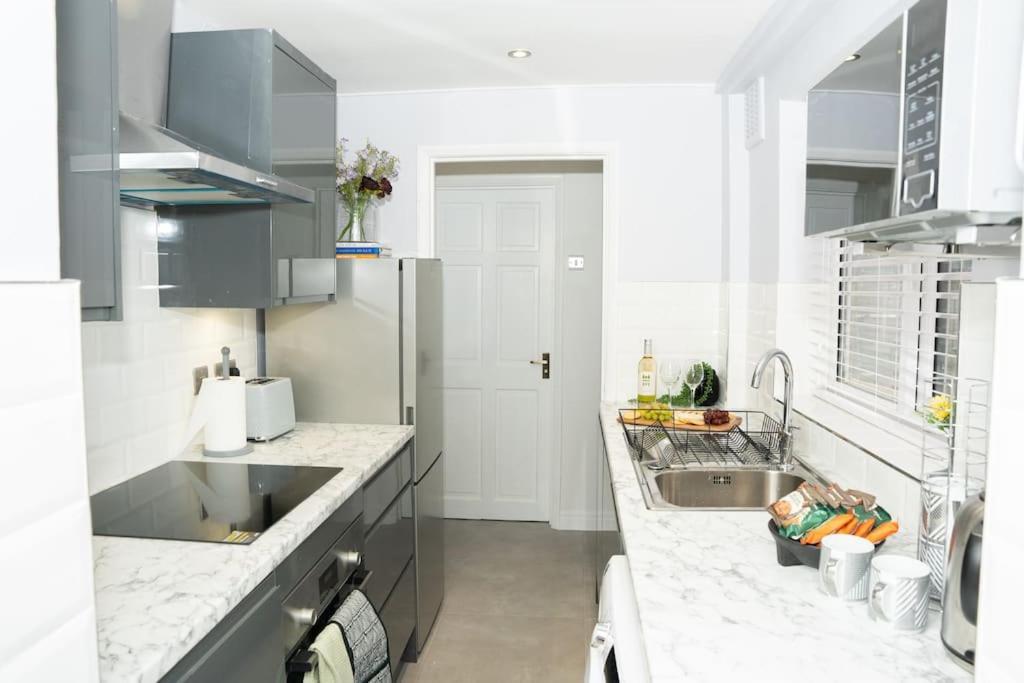 Stylish Home In York - Free Wifi & Parking - Close To Racecourse & City Centre Exterior photo